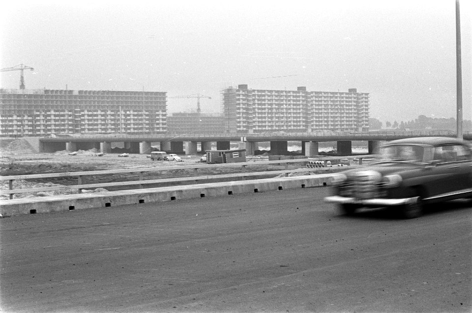 Bijlmermeer. Op voogrond een van de viadukten, achtergrond de bijna gereed zijnd, Bestanddeelnr 921-4400