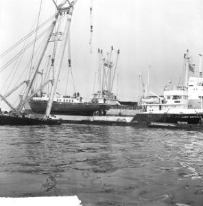 Bij Verolme Rozenburg een 90 ton zware crewboot geplaat overzicht werkzaamheden, Bestanddeelnr 917-7252