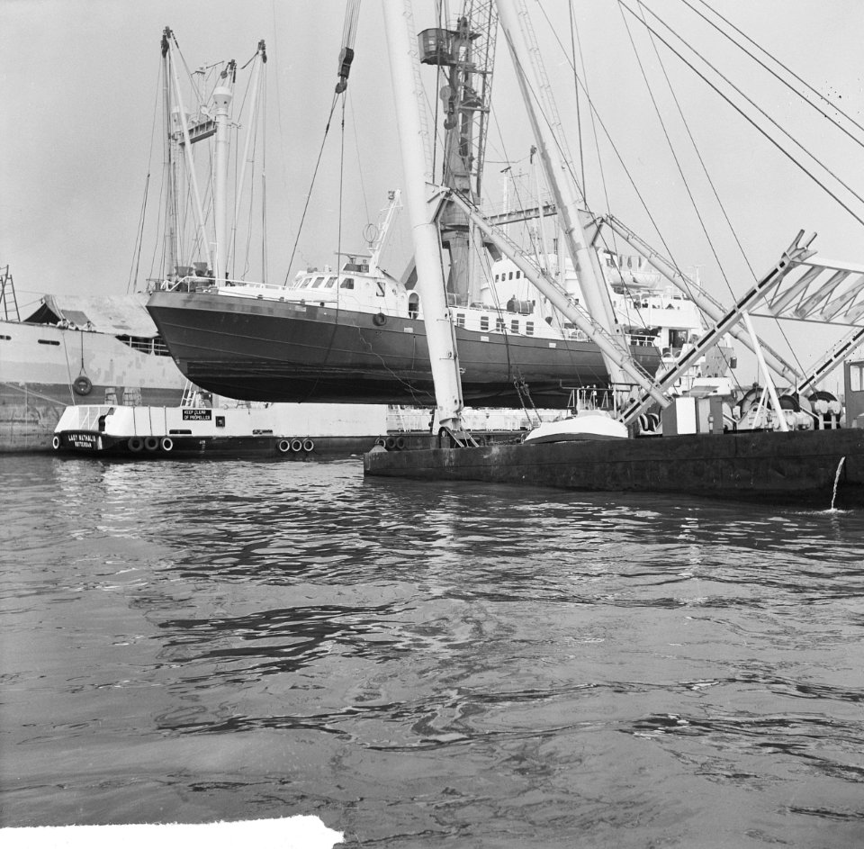 Bij Verolme Rozenburg een 90 ton zware crewboot geplaat overzicht werkzaamheden, Bestanddeelnr 917-7255