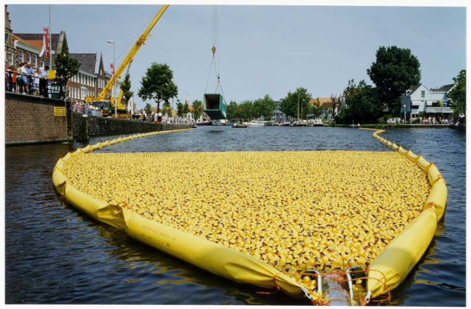 Bijna 18000 plastic eendjes worden in het Spaarne losgelaten voor de Duckrace van het Spaarne Ziekenhuis. NL-HlmNHA 54036176