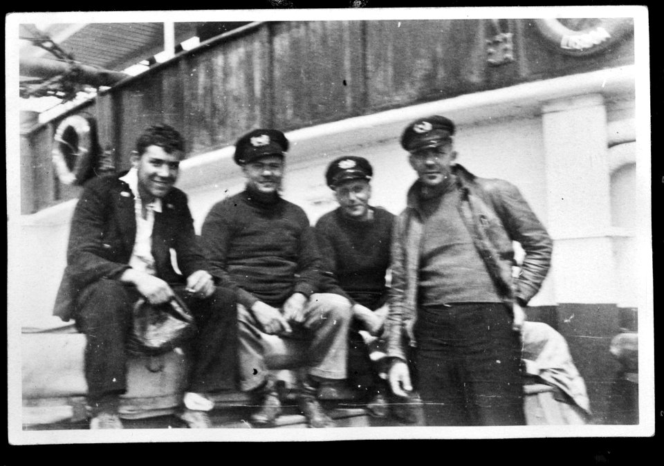 Bijschrift Taken directly after the survivor had been brought aboard the Maria Amelia, Bestanddeelnr 935-3128