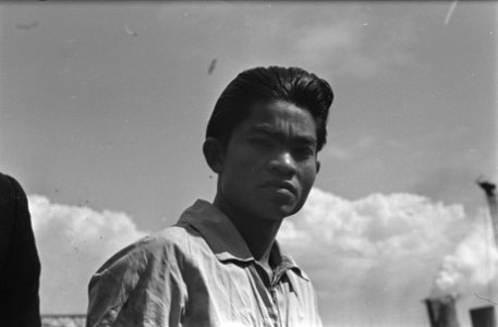 Bijschrift A look of defiance Indonesian merchant sailor Indonesisch bemann, Bestanddeelnr 935-2870