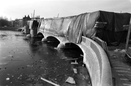 Bijna voltooide nieuwe Amstelbrug is ingepakt om met de koude ook door te kunnen, Bestanddeelnr 933-5707 photo