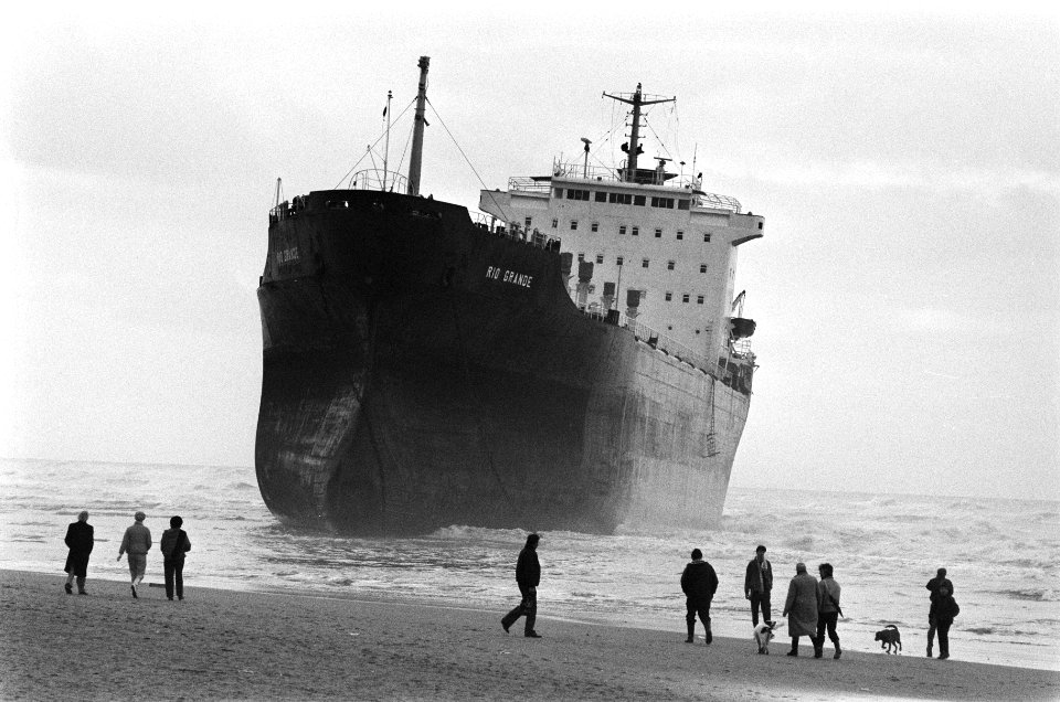 Bij Wassenaar is door de zware storm de Maltezer bulkcarrier Rio Grande aan de, Bestanddeelnr 933-5361