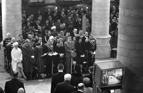 Bijzetting prinses Wilhelmina , het gezamenlijk zingen, v.l.n.r. prinses Armgard, Bestanddeelnr 914-5870