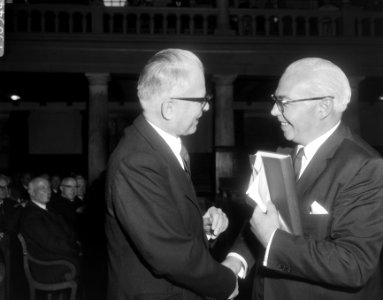 Bij zijn afscheid overhandigt minister van Sociale Zaken, Gerard Veldkamp, prof., Bestanddeelnr 919-6544