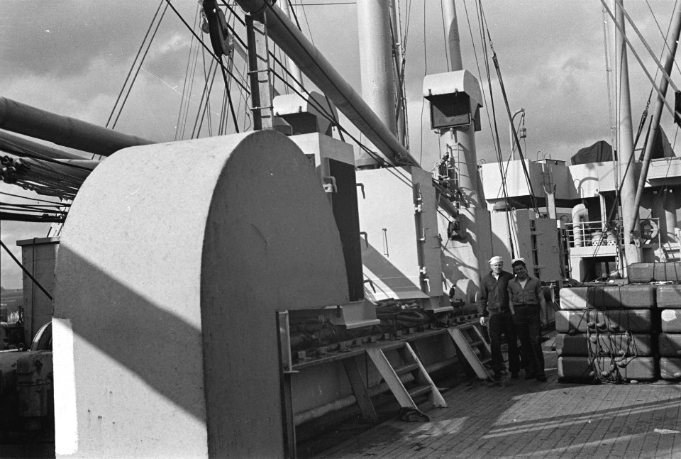 Bijschrift Unloading food for Brittain. A Dutch cargoboat, Bestanddeelnr 935-2847