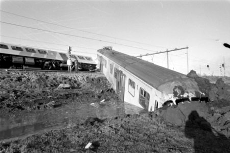 Bij Warmond is een Intercitytrein ingereden op een werktrein die met een grind g, Bestanddeelnr 931-1882