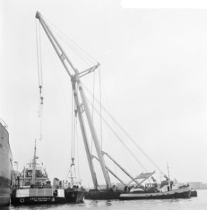 Bij Verolme Rozenburg een 90 ton zware crewboot geplaat overzicht werkzaamheden, Bestanddeelnr 917-7253