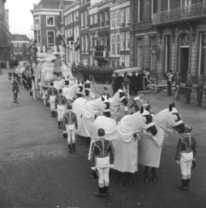 Bijzetting prinses Wilhelmina , stoffelijk overschot wordt Lange Voorhout uitged, Bestanddeelnr 914-5897