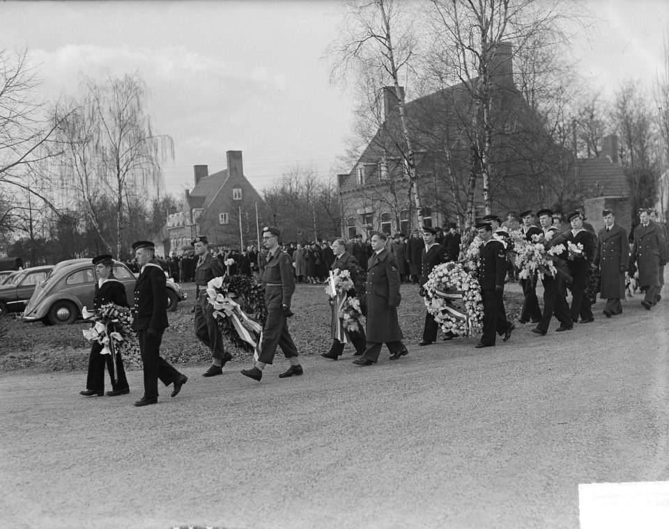 Bijzetting op Grebbeberg van 20 gesneuvelde militairen in Frankrijk, Bestanddeelnr 903-8457