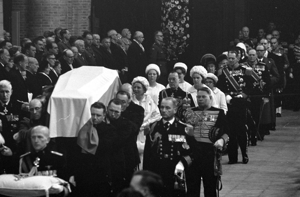 Bijzetting prinses Wilhelmina , de Baar wordt de kerk ingedragen, Luitenant Gene, Bestanddeelnr 914-5922