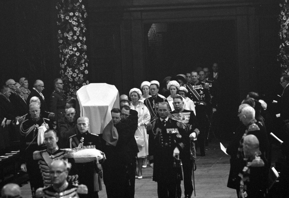 Bijzetting prinses Wilhelmina , de Baar wordt de kerk ingedragen, Luitenant Gene, Bestanddeelnr 914-5923
