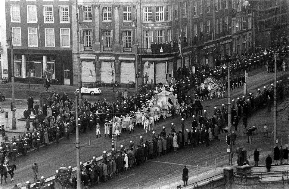 Bijzetting prinses Wilhelmina , de stoet trekt over de Kneuterdijk, Bestanddeelnr 914-5901
