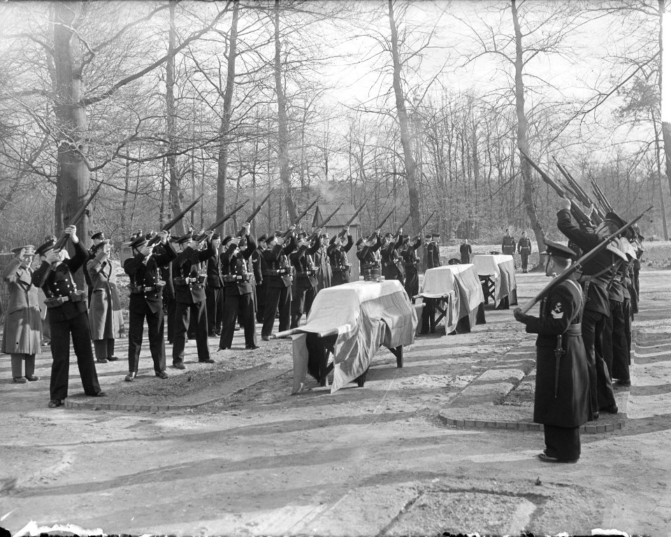 Bijzetting op Grebbeberg van 20 gesneuvelde militairen in Frankrijk, Bestanddeelnr 903-8455
