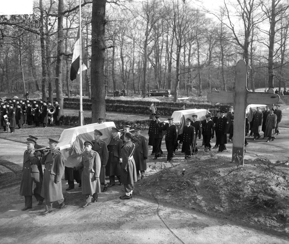 Bijzetting op Grebbeberg van 20 gesneuvelde militairen in Frankrijk, de 3 kisten, Bestanddeelnr 903-8450