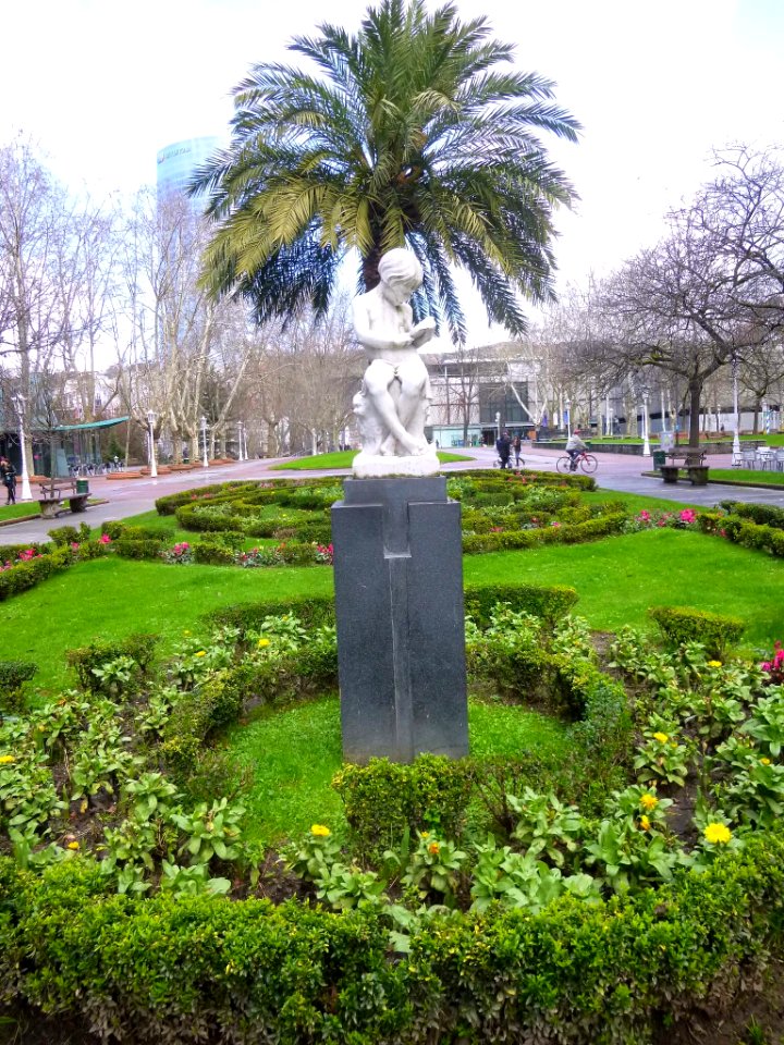 Bilbao - 'Leyendo', escultura de Joaquín Lucarini 1
