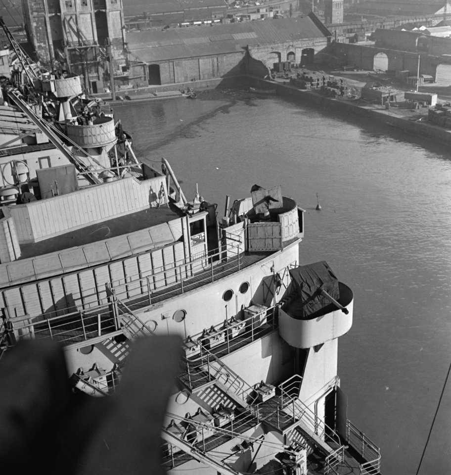 Bijschrift Seen from aloft, aboard a Dutch liner in England Nederlandse passa, Bestanddeelnr 935-3142