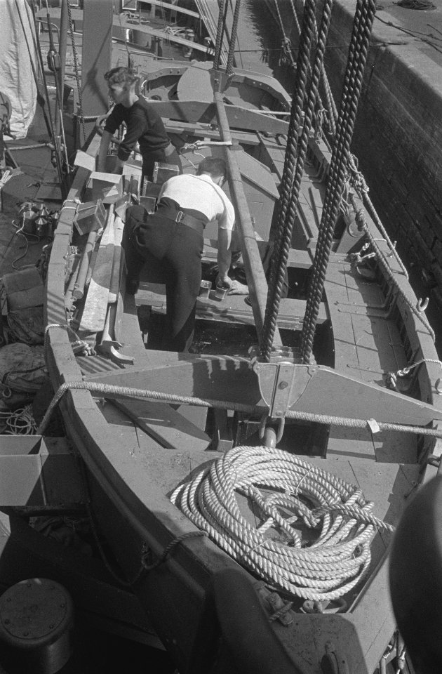 Bijschrift Provisioning the lifeboat Voorraden worden in de reddingsboot gepl, Bestanddeelnr 935-2977