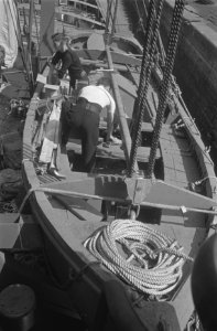 Bijschrift Provisioning the lifeboat Voorraden worden in de reddingsboot gepl, Bestanddeelnr 935-2977