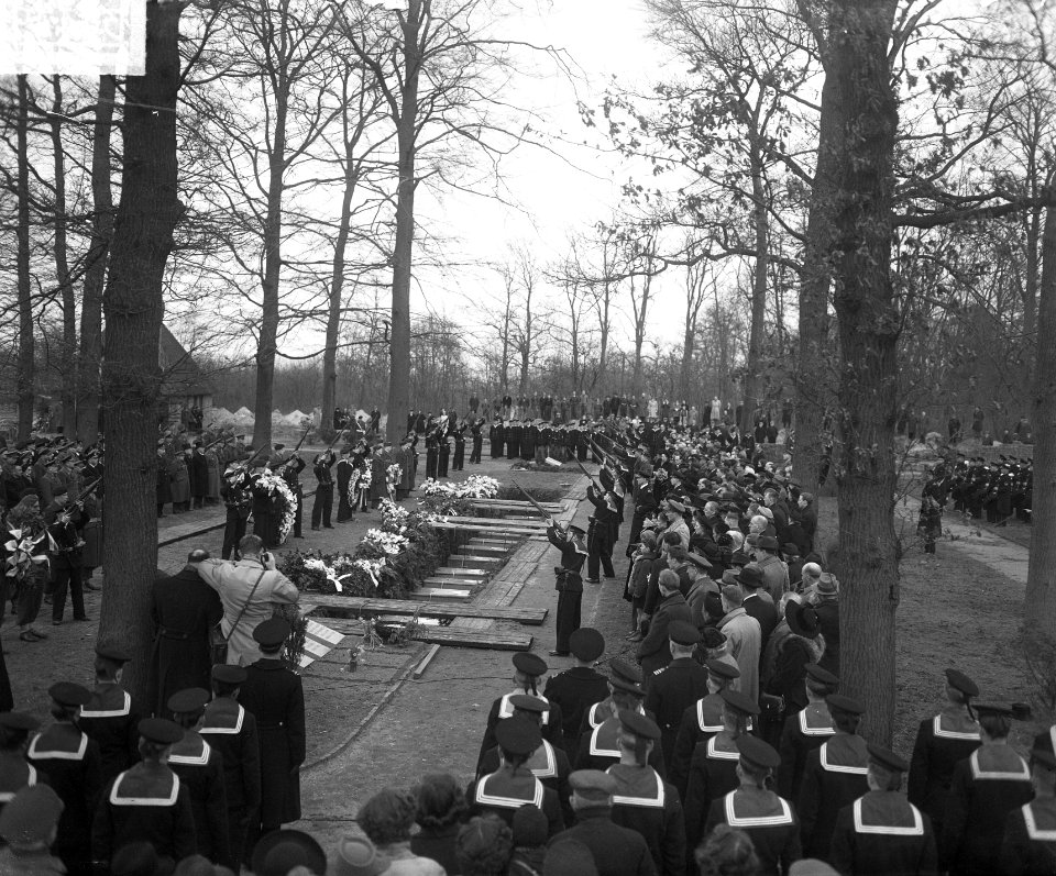 Bijzetting op Grebbeberg van 20 gesneuvelde militairen in Frankrijk, eresalvo, Bestanddeelnr 903-8449