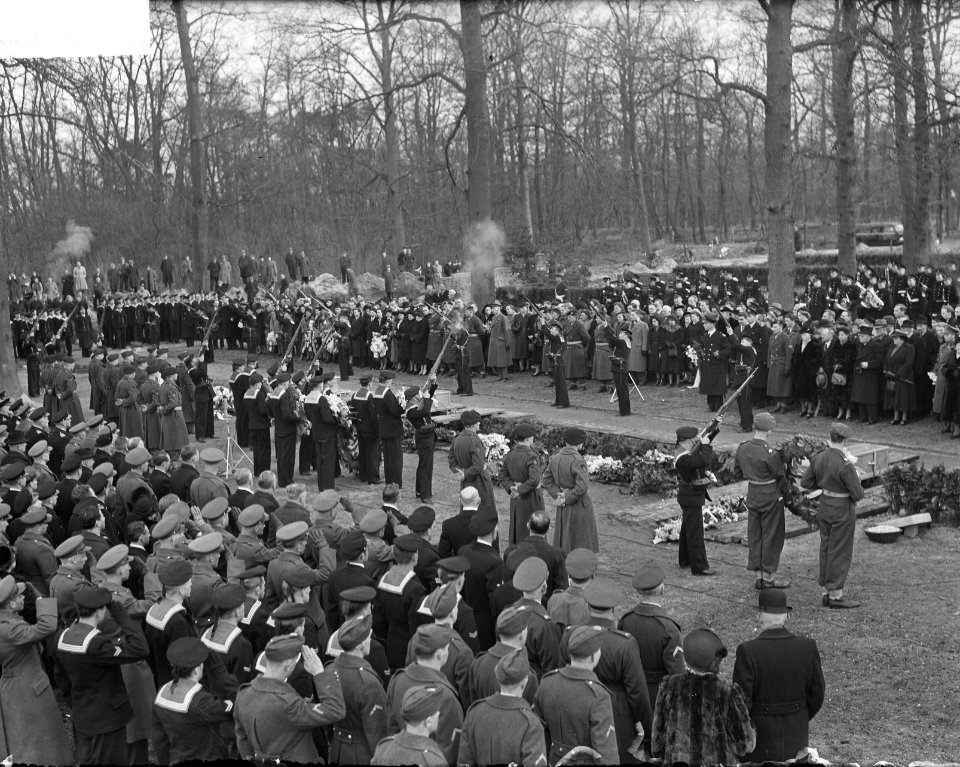 Bijzetting op Grebbeberg van 20 gesneuvelde militairen in Frankrijk, Bestanddeelnr 903-8453
