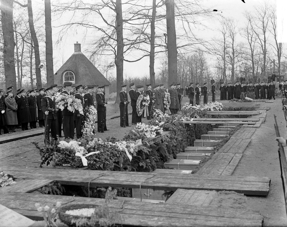 Bijzetting op Grebbeberg van 20 gesneuvelde militairen in Frankrijk, Bestanddeelnr 903-8458
