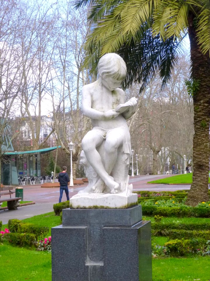 Bilbao - 'Leyendo', escultura de Joaquín Lucarini 2