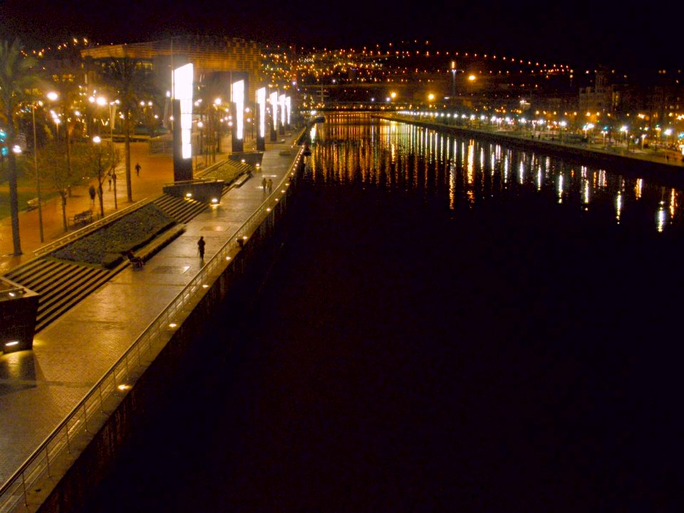 Bilbao - El Muelle Evaristo Churruca y la Ría desde el Puente de Deusto