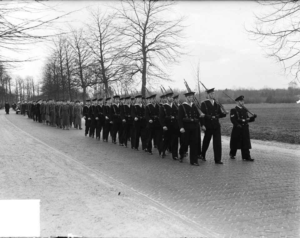Bijzetting op Grebbeberg van 20 gesneuvelde militairen in Frankrijk, Bestanddeelnr 903-8454