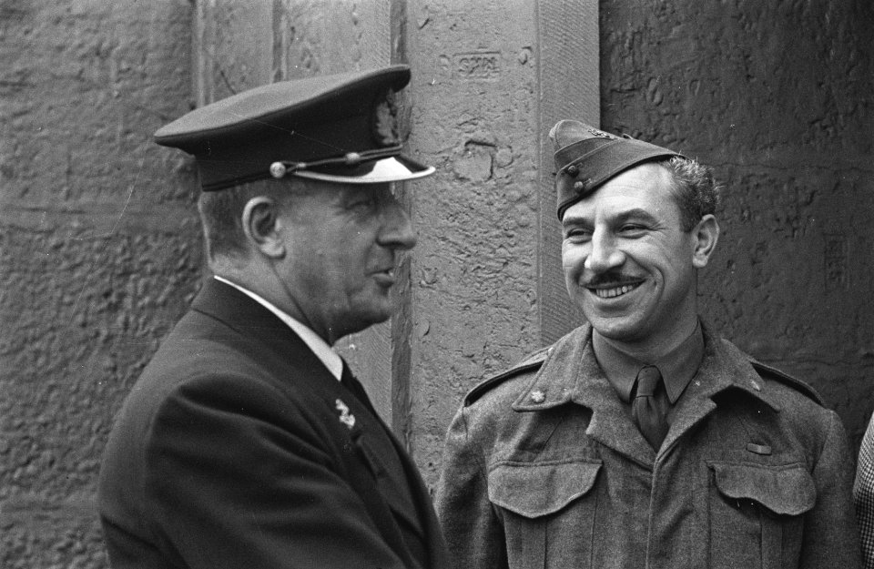 Bijschrift The captain with a lieutenant of the Dutch armed forces De kapite, Bestanddeelnr 935-2992
