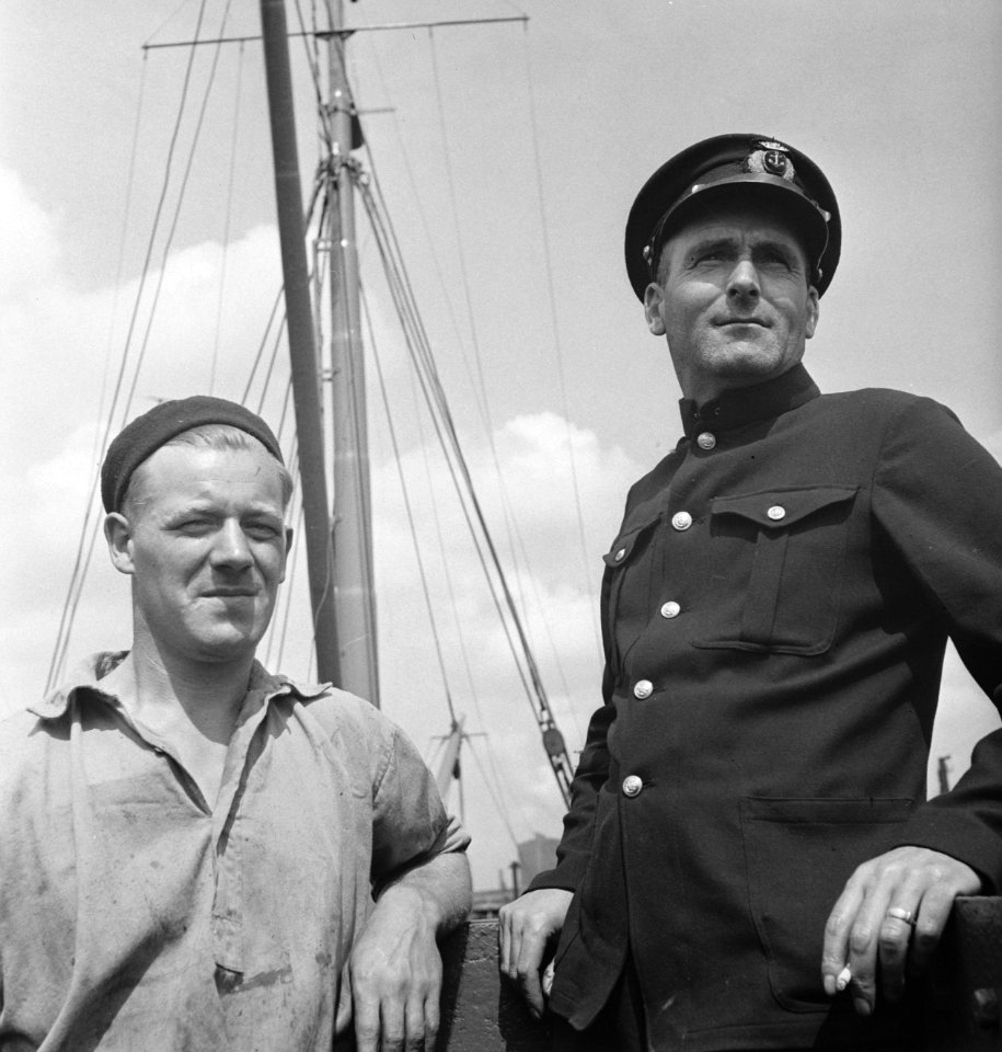 Bijschrift Some of the crew of a Dutch merchant vessel Enkele bemanningsled, Bestanddeelnr 935-3005