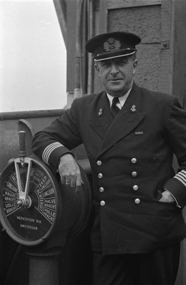 Bijschrift The captain who was recently decorated for an act of heroism, the n, Bestanddeelnr 935-2991