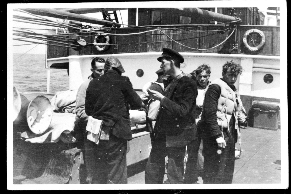 Bijschrift Survivors of the torpedoed vessel overlevenden van het getorperde, Bestanddeelnr 935-3130