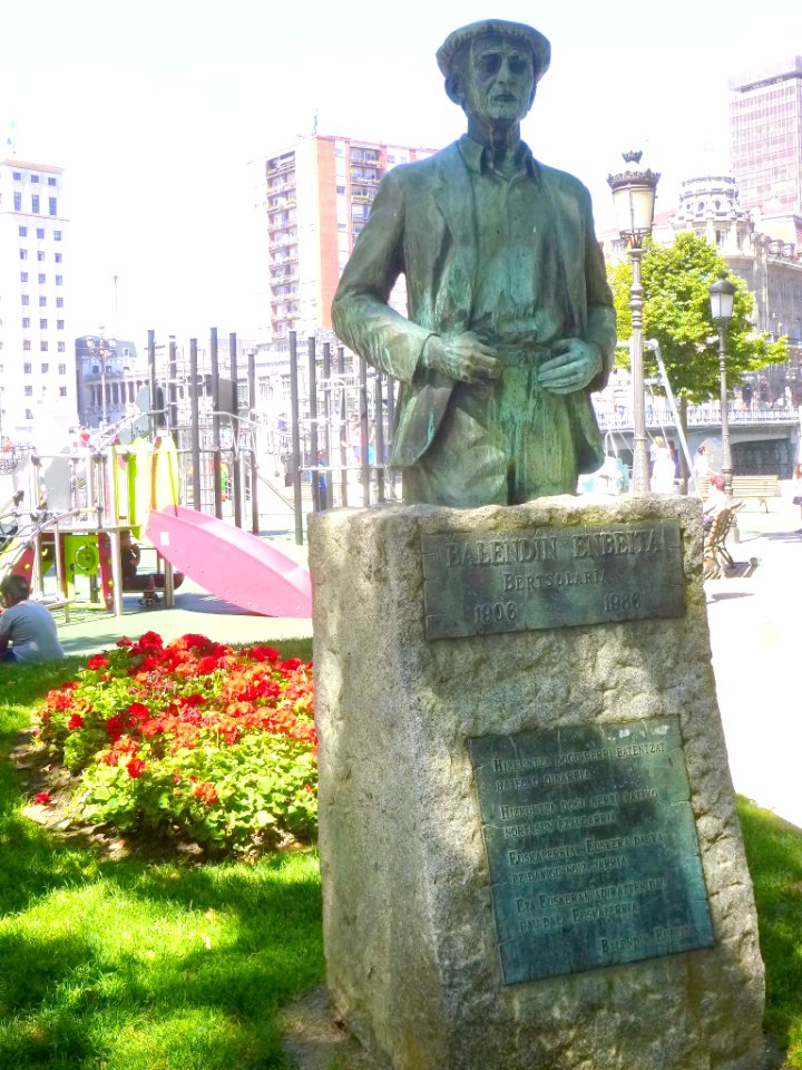 Bilbao - El Arenal, Monumento a Balendin Enbeita