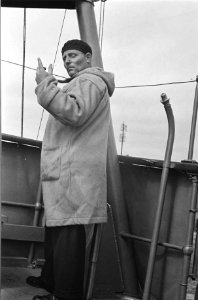 Bijschrift The captain giving directions de kapitein geeft aanwijzingen, Bestanddeelnr 935-2986
