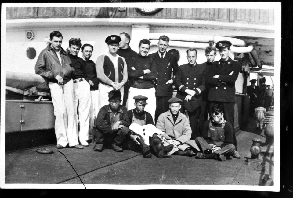 Bijschrift Survivors of the torpedoed vessel were well treated by the crew of , Bestanddeelnr 935-3131
