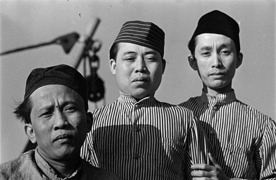 Bijschrift Three Indonesian members of the crew of a Dutch liner Drie Indones, Bestanddeelnr 935-3154
