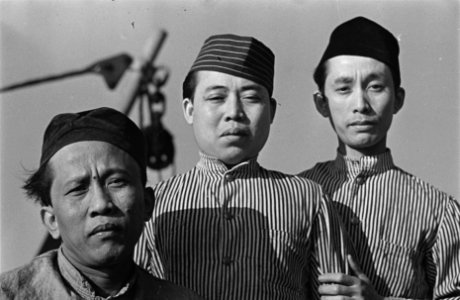 Bijschrift Three Indonesian members of the crew of a Dutch liner Drie Indones, Bestanddeelnr 935-3154