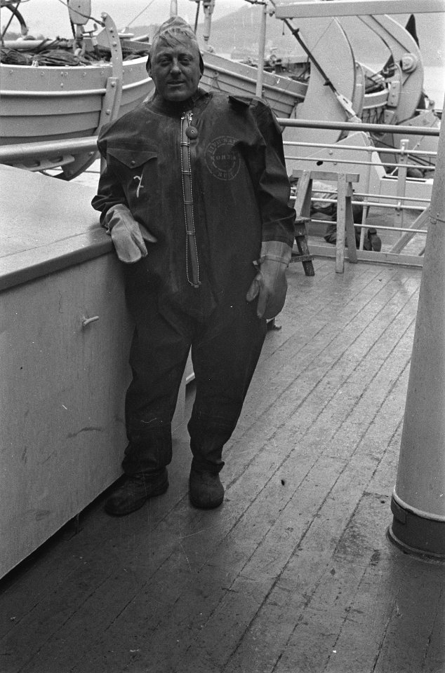 Bijschrift This Dutch merchant sailor owes his life to the life-saving suit he, Bestanddeelnr 935-2876