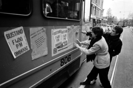 Bijstandsvrouwen beplakken trams, Bestanddeelnr 932-4682