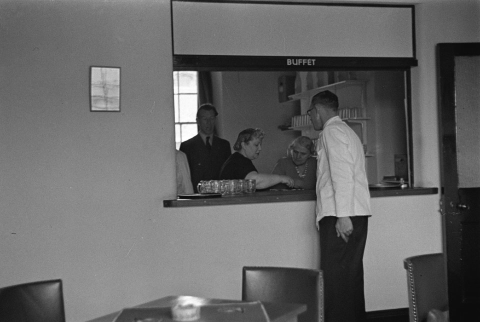 Bijschrift The bar at the Dutch Seamen's club, Bestanddeelnr 935-3011
