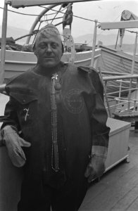 Bijschrift This Dutch merchant sailor owes his life to the life-saving suit he, Bestanddeelnr 935-2877