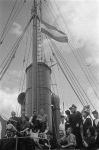 Bijschrift The Dutch flag going up Sleepboot. Nederlandse vlag wordt gehesen, Bestanddeelnr 935-2973