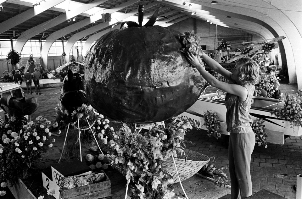 Bloemen en fruitcorso in groenteveiling van Honselerdijk, een enorme tomaat, Bestanddeelnr 916-8164
