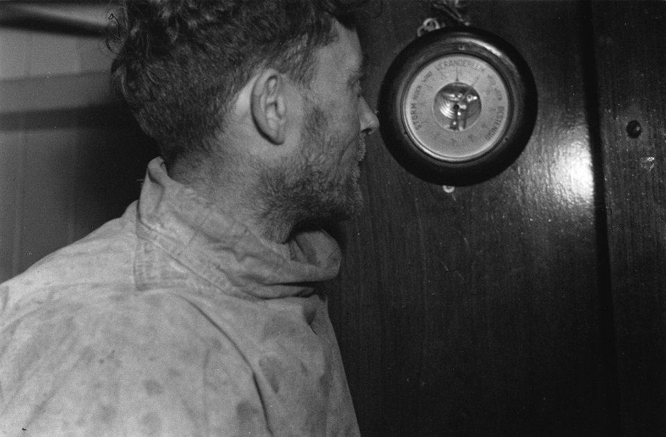Bijschrift On board a Dutch trawler Aan boord van een Nederlandse vistrawler, Bestanddeelnr 935-3060