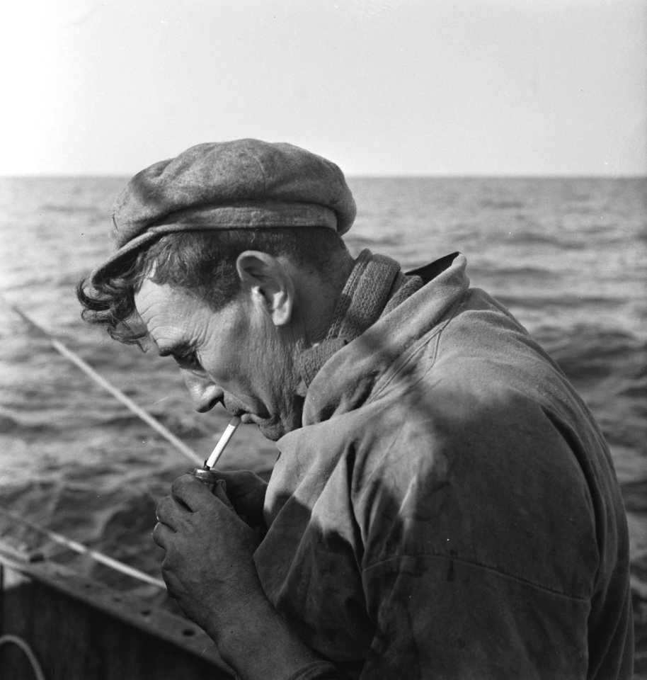 Bijschrift On board a Dutch trawler Aan boord van een Nederlandse vistrawler, Bestanddeelnr 935-3065