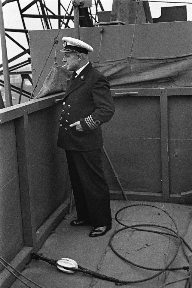 Bijschrift The captain of a large Dutch freighter de kapitein van een groot , Bestanddeelnr 935-3010