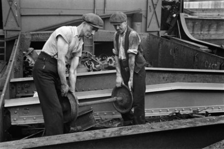 Bijschrift That should make a good size bomb for Jerry. Dutch sailor loading , Bestanddeelnr 935-2831
