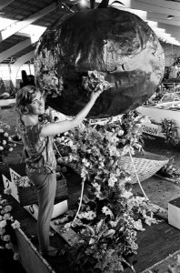 Bloemen en fruitcorso in groenteveiling van Honselerdijk, een enorme tomaat, Bestanddeelnr 916-8162